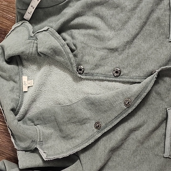 🔴 🔚🔜 SALE J Jill Raw Hem Snap Button Lightwieght Shaket - Picture 5 of 11